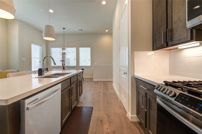 Building Photo - 730 Carriage Knls Dr
