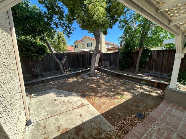 Building Photo - Spacious 4 Bedroom 2.5 Bath Home Antioch