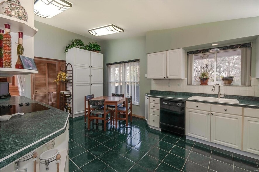 Kitchen - 9030 Old Bonhomme Rd