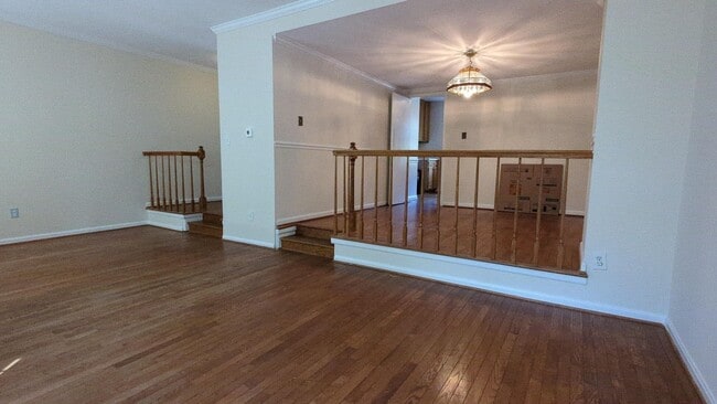 Building Photo - Classic 4 Bed 3.5 Bath Brick Townhome With...