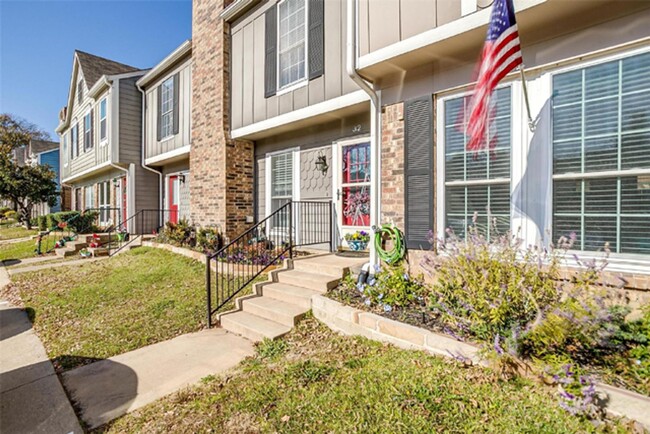 Primary Photo - Lovely 2-1.5 Townhome in Euless! HOA cover...