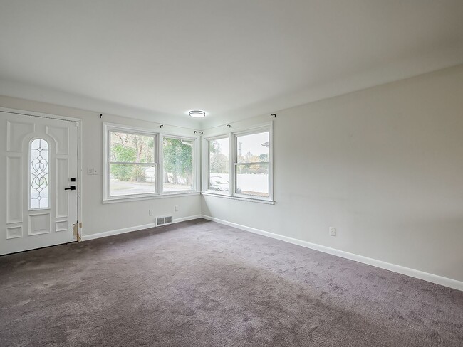 Building Photo - AVAILABLE NOW! Beautiful 3-Bedroom Waterfr...