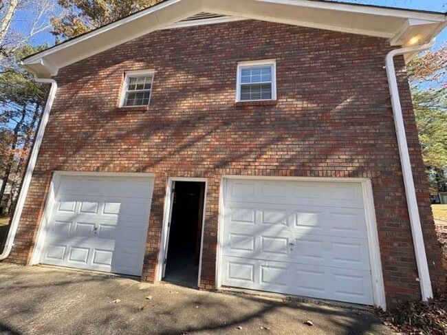 Building Photo - 2490 Trent Dr NE