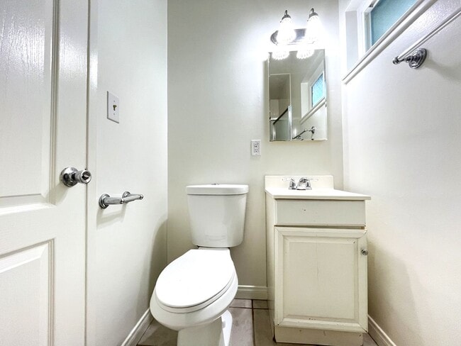 Building Photo - 3 bed, 2 bath in Ontario, CA!