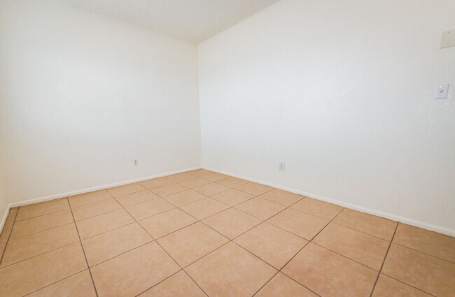 Building Photo - Charming Cul De Sac Home with Fireplace, Central A/C & Garage!