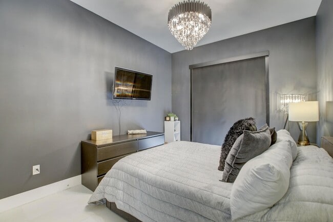 Building Photo - 1045 NE 18th Ave