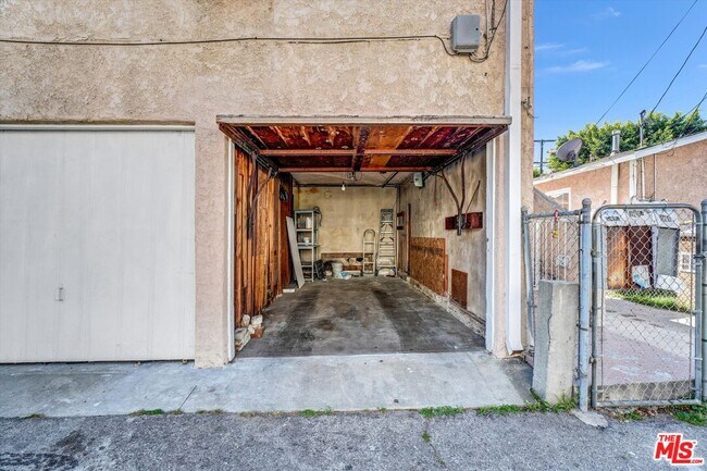 Building Photo - 820 S Grevillea Ave