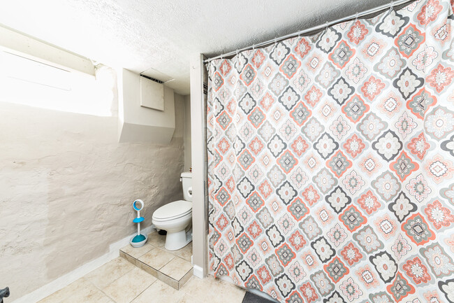 Building Photo - AVAILABLE MAY  - 2 Bedroom 1.5 bathroom Ho...