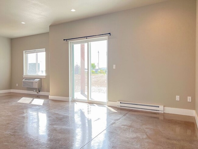 Building Photo - Pet Friendly 2 bed/ 1.5 bath unit at Soldier Ridge!