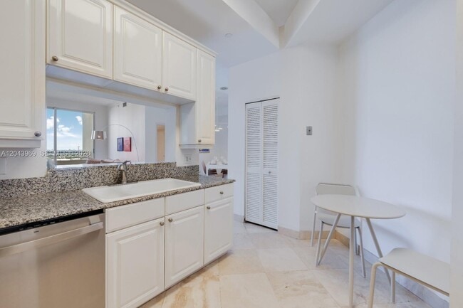 Building Photo - 888 Brickell Key Dr
