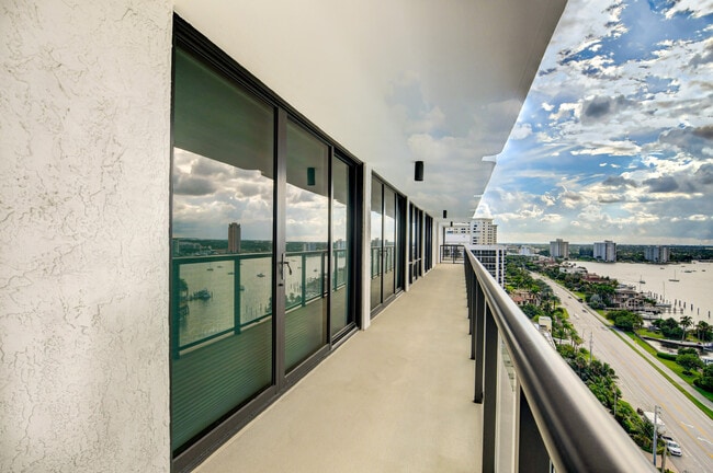 Building Photo - 250 S Ocean Blvd