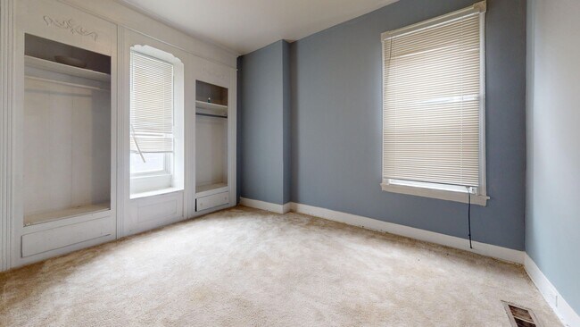 Building Photo - 3 Bedroom w/ Skylight and Stainless Steel