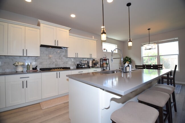 Building Photo - 1690 S Quartz Dr