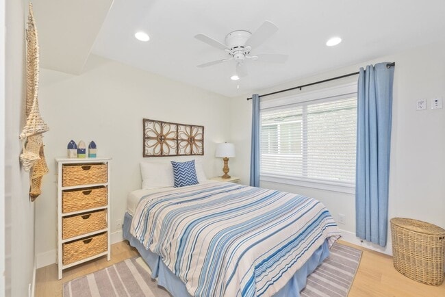 Building Photo - Fully furnished unit at the beach - Newport Beach Balboa Peninsula