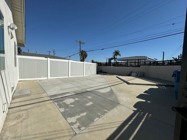 Building Photo - 11517 Balboa Blvd