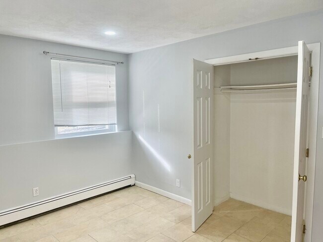 Building Photo - 304 College Farm Rd