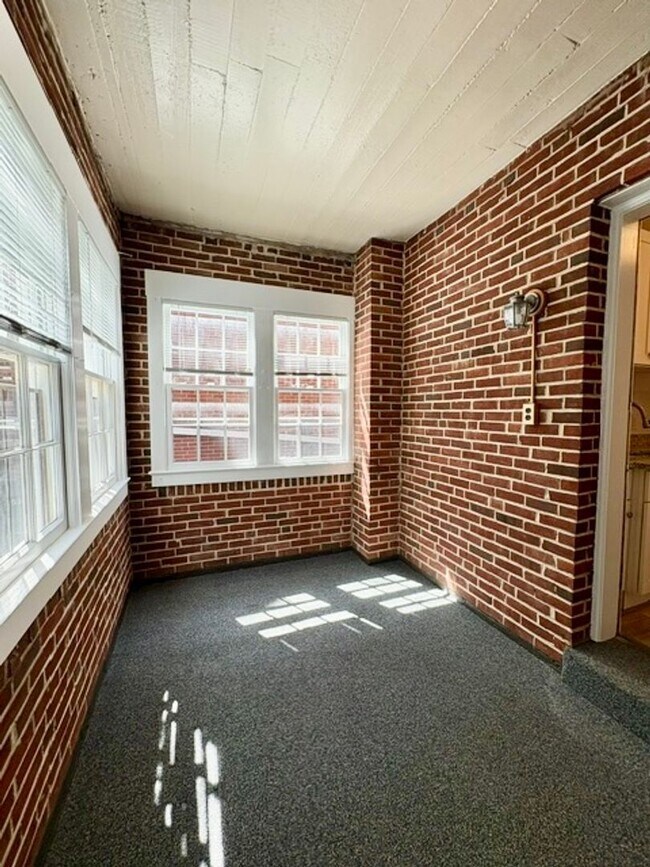 Building Photo - 4534 Avondale St