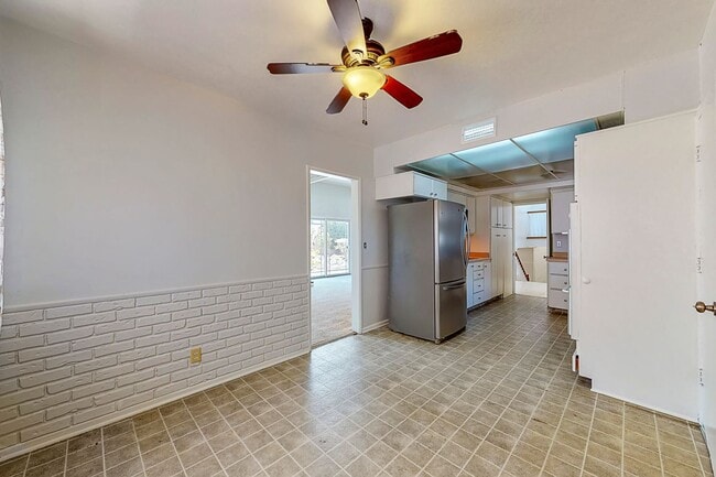 Building Photo - Large Family home - 4 Bedroom / 3 Bath