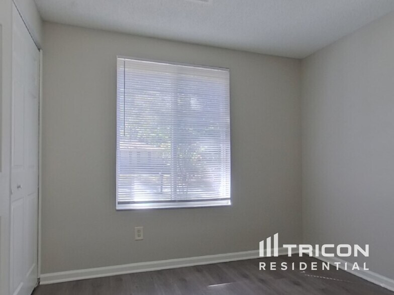 Building Photo - 201 Raintree Dr