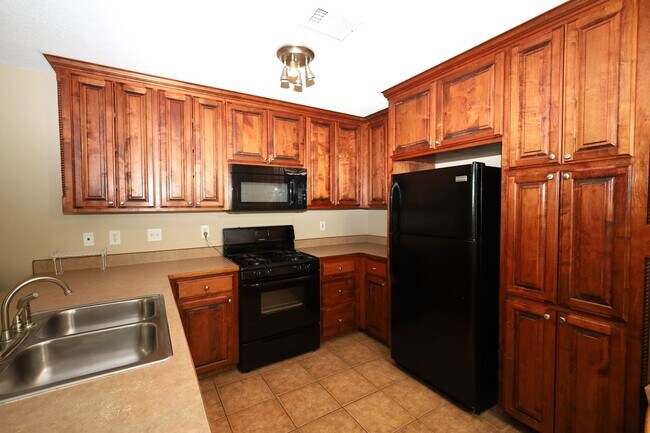 Building Photo - Available Soon! 413 Byson Circle