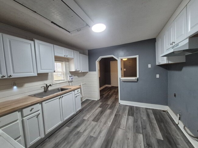 Building Photo - Cozy 2-Bedroom on quiet street