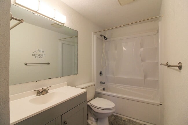 Building Photo - 2 Bedroom, 1.5 Bathroom Duplex in Kennewick