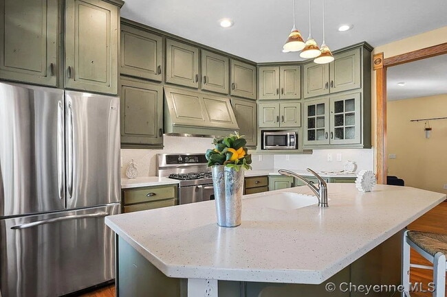 Building Photo - Charming Three Bedroom Home!