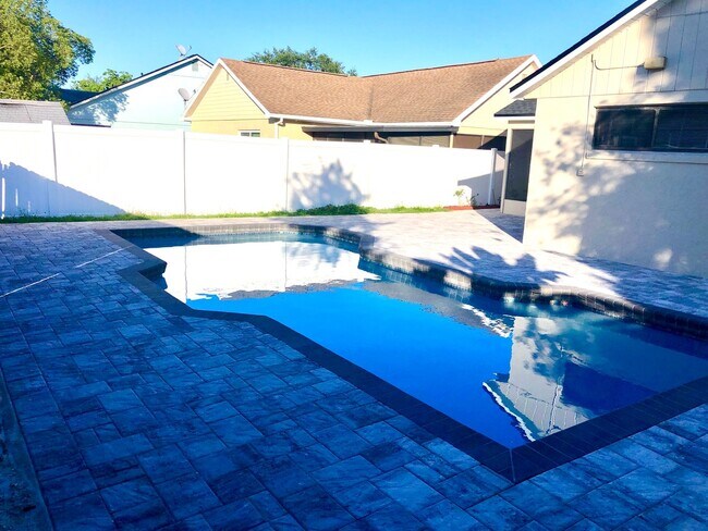 Building Photo - 3/2 Pool Home in Alafaya Woods