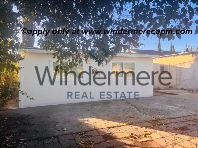 Building Photo - Beautifully Remodeled 3 Bedroom, 2 Bath Ho...