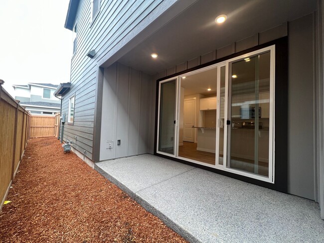 Building Photo - SHOWING TODAY in REED'S CROSSING - VIEW LI...