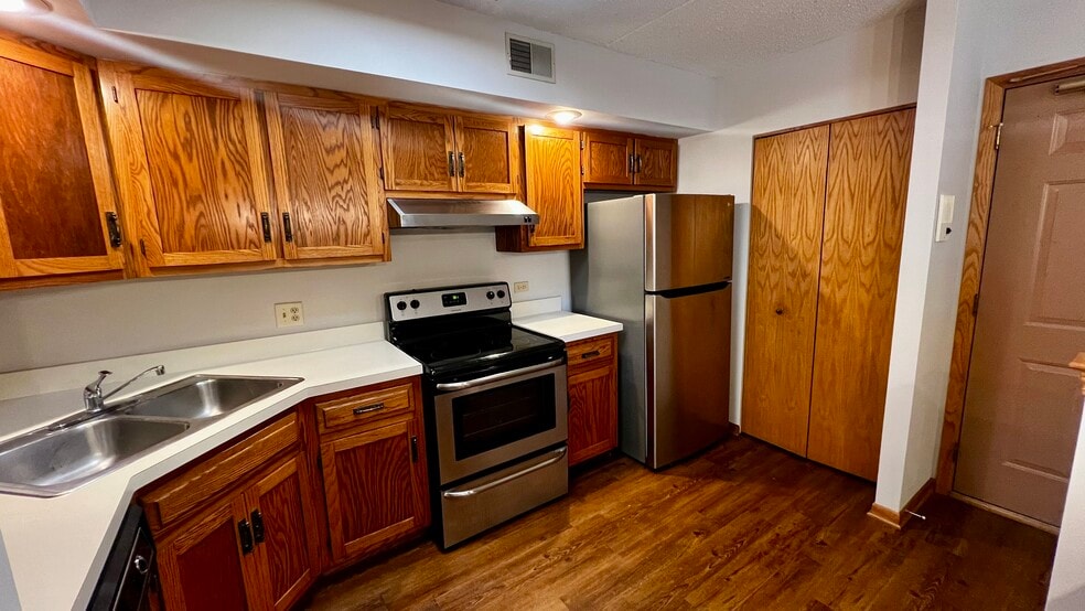 Primary Photo - 884 N Prairie Ave