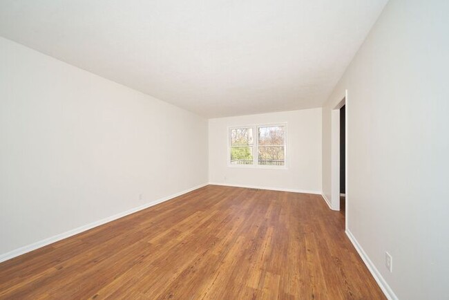 Building Photo - Spacious 3 Bedroom with Finished Basement ...