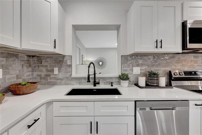 Building Photo - 6660 17th Ln N