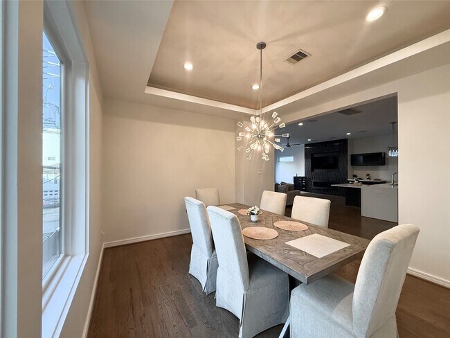 Building Photo - 707 W Clay St