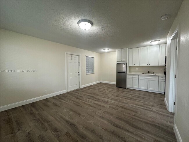 Building Photo - 5901 NE 18th Ave