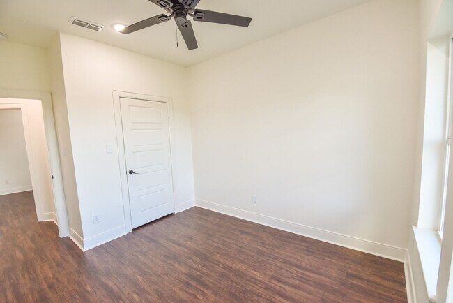 Building Photo - AVAILABLE NOW! Stunning 4 Bedroom 2 Bath i...