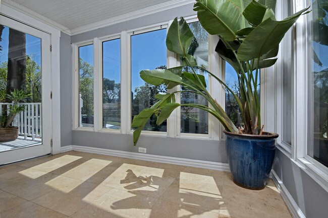 Building Photo - 10633 Chiquita St