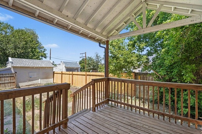 Building Photo - Charming 2 Bed / 1 Bath Duplex with Private Yard & Off-Street Parking