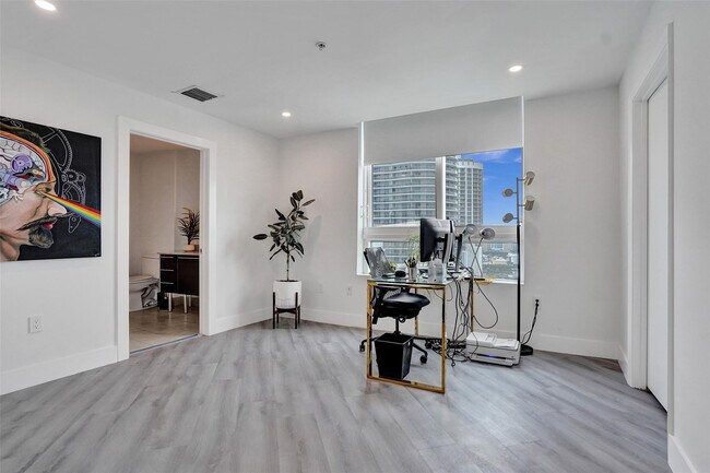 Building Photo - 1900 N Bayshore Dr