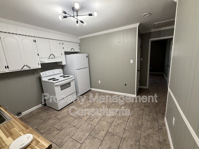 Building Photo - 2800 E 10th Ave