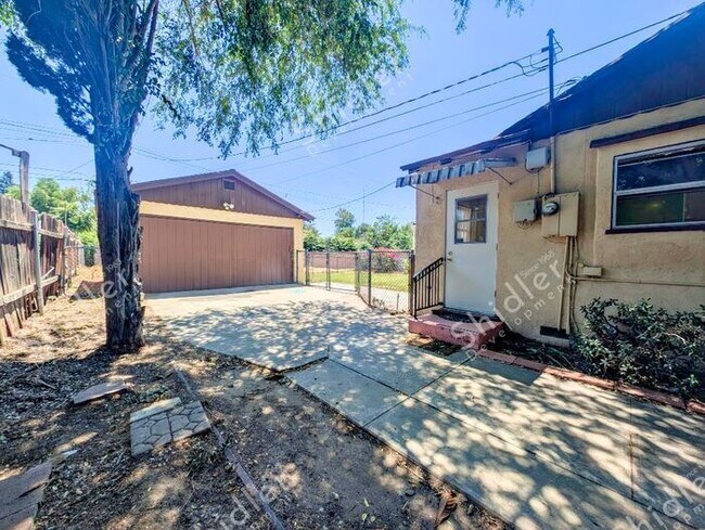 Building Photo - 2 Bedroom 1 Bath and 2 Massive Yard in North San Bernardino