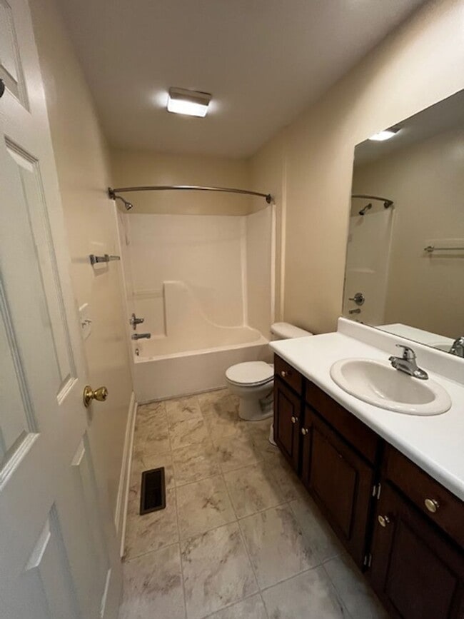 Building Photo - 2 Bedroom 2.5 bath townhome for rent