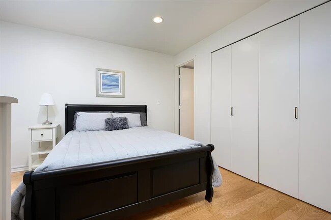 Building Photo - 40 E Delaware Pl