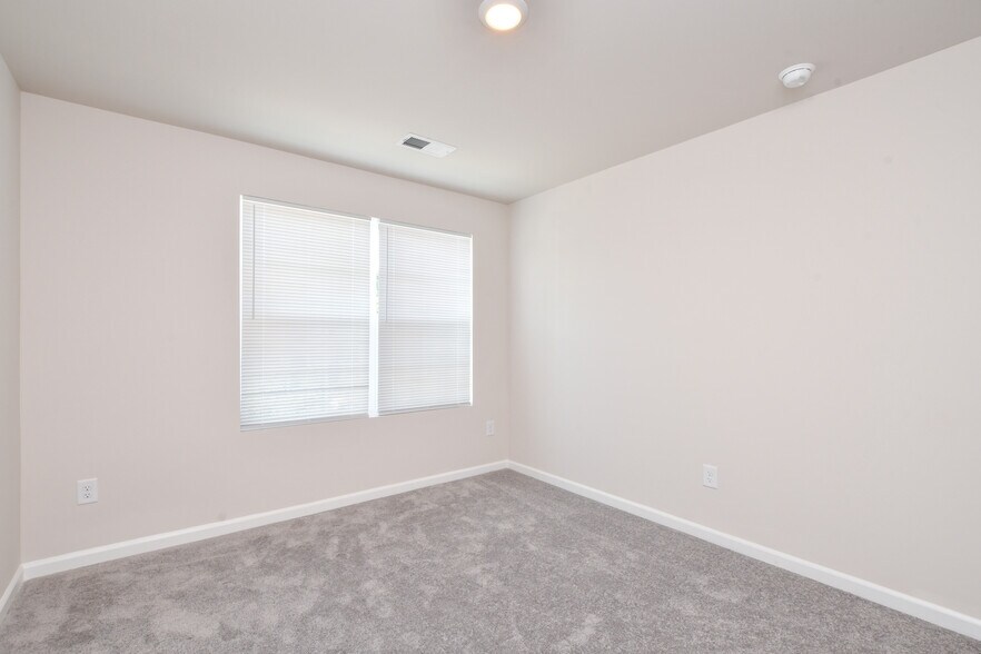 Building Photo - 18 Twiggs Ln