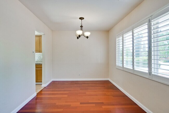 Building Photo - Large single family 4 Bed, 2 1/2 Bath Home...