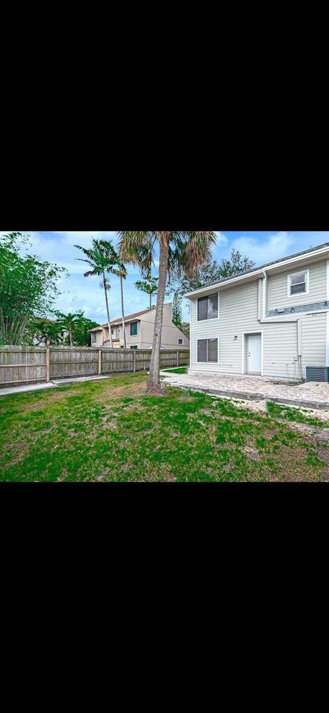 Building Photo - 9227 Green Meadows Way