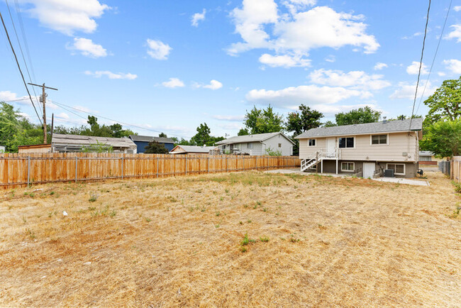 Building Photo - Spacious 5 Bedroom, 2 Bath Home on Boise B...