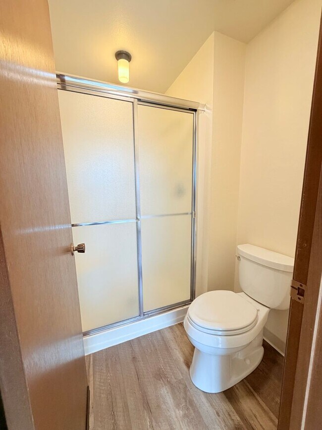 Building Photo - Bright Penthouse Corner Unit w/Garage Parking included - Panoramic Views in Ballard!