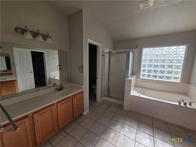 Building Photo - 423 Wrought Iron Dr