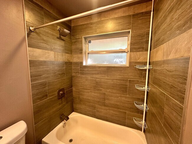 Building Photo - Fully Remodeled 3-bed 1-bath House Availab...